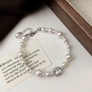Détail du bracelet en perles avec pierre zircon carrée et fermoir mousqueton argenté