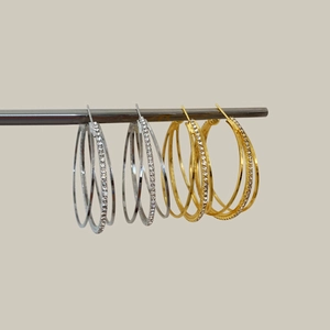 Orecchini geometrici a tre strati con zirconi micro-incastonati in finitura oro e argento