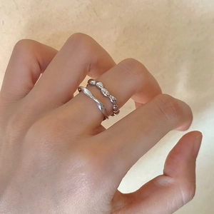 Minimalist s925 silver ring set with twisted band and bubble design on model hand