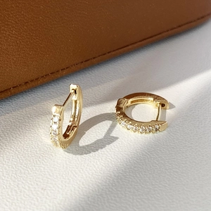 Détails de créoles dorées Huggie serties de zircons cubiques pour un look élégant