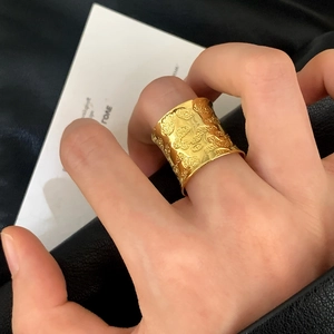 Anello largo dorato con finitura metallica strutturata dal design audace per donna