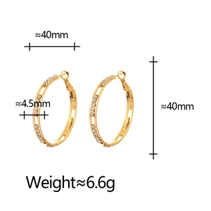 Boucles d'oreilles créoles dorées avec zircons incrustés et dimensions de 40 mm