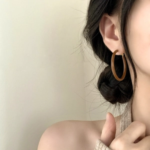 French vintage dark brown resin hoop earrings with gold metal pin on model