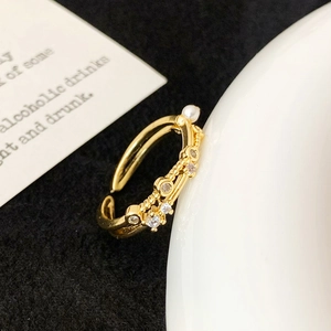 Elegant adjustable 18K gold ring with wavy zircon pavé and white pearl accent