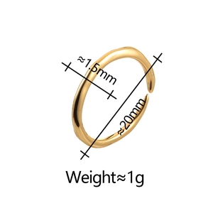 Détails de la bague dorée minimaliste montrant 20mm de diamètre et 1,5mm de largeur
