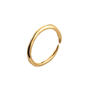 Bague ouverte réglable en or minimaliste avec texture de vague sur fond blanc épuré