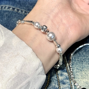 Elegante braccialetto di perle e perline d'argento per donna con design minimalista