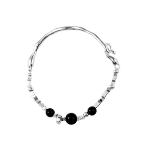 Bracciale rigido in metallo argento con perle di ossidiana nera e accenti geometrici