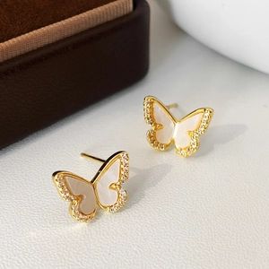 Détails de boucles d'oreilles papillon dorées avec nacre et zircons blancs étincelants