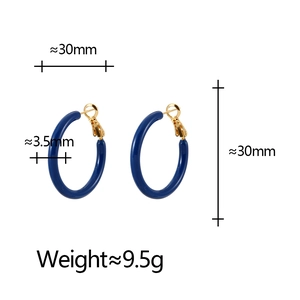 Detailansicht der 30mm dunkelblauen Emaille-Creolen mit Maßen und Goldverschluss