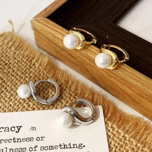 French Style Elegant Shell Artificial Pearl Huggie Hoop Earrings Copper Curved Geometric Design For Women Fashion Accessories
