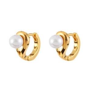 Elegant gold-plated twist hoop earrings featuring white round pearls in a minimalist design