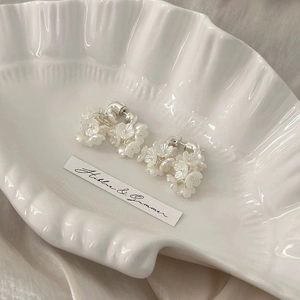 Eleganti orecchini floreali in argento con fiori bianchi 3D su vassoio a conchiglia