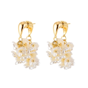 Boucles d'oreilles dorées élégantes avec grappes de fleurs blanches en style nature