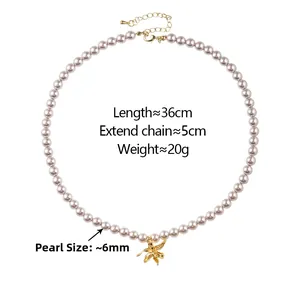 Détail de collier en perles champagne 6mm avec pendentif fleur dorée et fermoir mousqueton