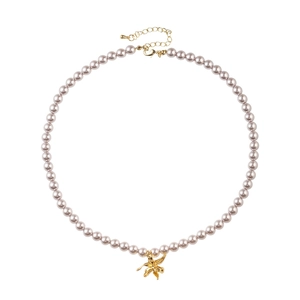 Collier élégant en perles violettes avec pendentif orchidée dorée pour un look chic et féminin