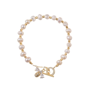 Bracelet en perles baroques avec fermoir OT doré et pendentif abeille en zircon brillant