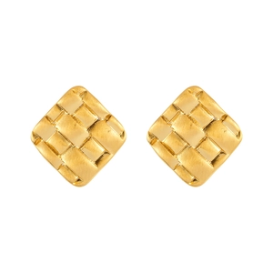 Elegante goldene quadratische Ohrstecker mit Intrecciato-Webstruktur auf weißem Grund