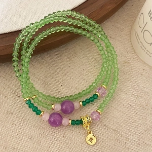Bracelet multicouche en perles de cristal vert avec breloque pièce dorée style vintage