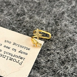 Elegante ear cuff dorato con stella in zircone e design aperto a doppio anello lucido