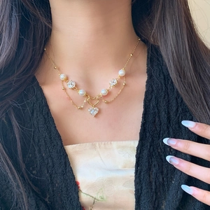 Élégant collier doré à deux rangs avec perles blanches et cristal en forme de cœur