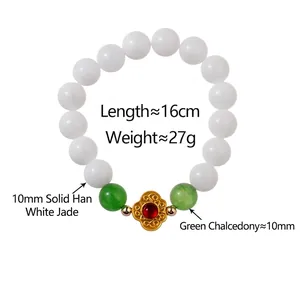 Bracelet perlé avec marbre blanc 10mm et calcédoine verte avec charme de fleur dorée