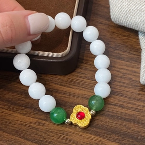 Bracelet rétro en jade blanc avec perles vertes et breloque fleur dorée sur bois