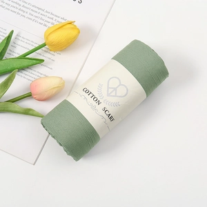 Saliegroene katoenen sjaal met premium textuurafwerking en elegante papieren band