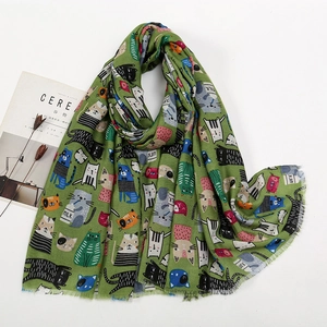 Écharpe verte aspect coton et lin avec motifs de chats mignons et franges