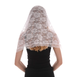 Voile de mariée en dentelle de rose blanche avec bordure en cils et design châle