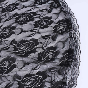 Voile de mariée en dentelle noire avec motifs roses et bordures en dentelle cils