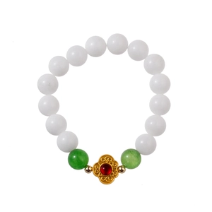 Bracelet en jade blanc avec perles vertes et médaillon doré orné d'une gemme rouge