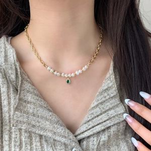 Collier élégant chaîne dorée avec perles d'eau douce et pendentif goutte verte