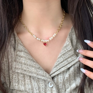 Collier élégant en chaîne dorée avec perles blanches et pendentif coeur en pierre rouge