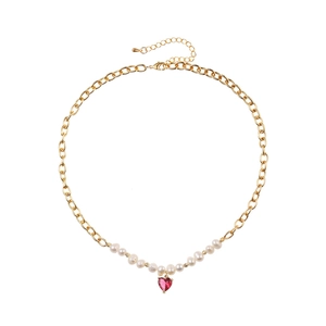 Collier doré élégant avec onze perles et un pendentif coeur rose sur fond blanc pur