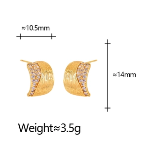 Boucles d'oreilles demi-créoles dorées avec zircon et texture métal brossé