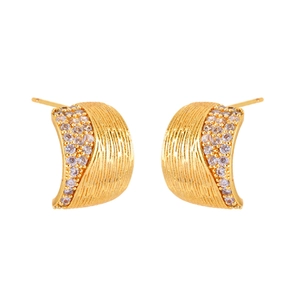 Boucles d'oreilles C dorées texturées avec brossage vertical et pierres de zircon