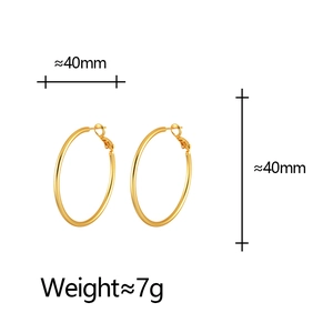 Detailed view of 40mm matte gold hoop earrings with specific weight and size annotations