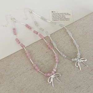 Collier en perles d'œil de chat avec pendentif nœud argenté et fermoir mousqueton réglable