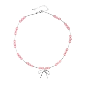 Collier en perles d'opale rose avec pendentif nœud argenté sur un fond blanc épuré
