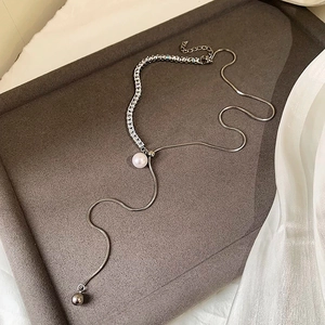 Elegant silver-plated necklace with pearl, zircon accents and adjustable snake chain