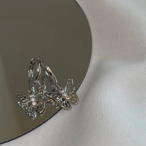Boucles d'oreilles créoles papillon en argent avec zircone et motifs géométriques