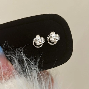 Élégantes boucles d'oreilles torsadées en argent avec finition texturée sur velours