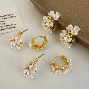 Flower Artificial Pearl Earrings For Women French Retro Elegant Light Luxury Alloy Gold Plated Zircon Jewelry Copper Earring Post