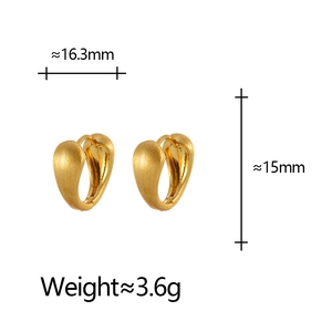 Boucles d'oreilles cœur dorées brossées avec dimensions de 16,3 mm sur 15 mm