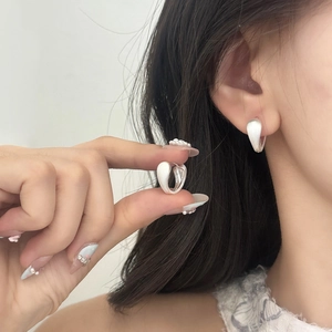 Boucles d'oreilles minimalistes en argent brossé en forme de larme avec fini satiné mat