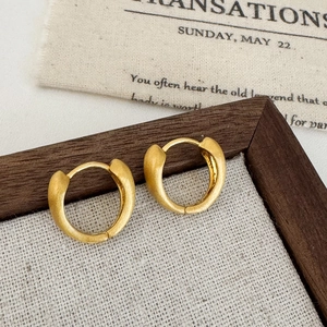 Boucles d'oreilles créoles dorées brossées en forme de C avec texture mate vintage