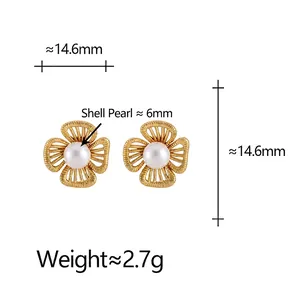 Orecchini a fiori cavi con perla di conchiglia e dimensioni dettagliate oro