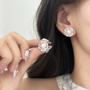 Eleganti orecchini a lobo a fiore traforato con perle tonde in finitura argento