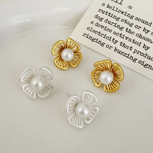 Orecchini A Lobo Con Petali Di Fiori Cavi Con Perla Artificial Di Conchiglia Rame Opaco Eleganti Gioielli Minimalisti Per Donna